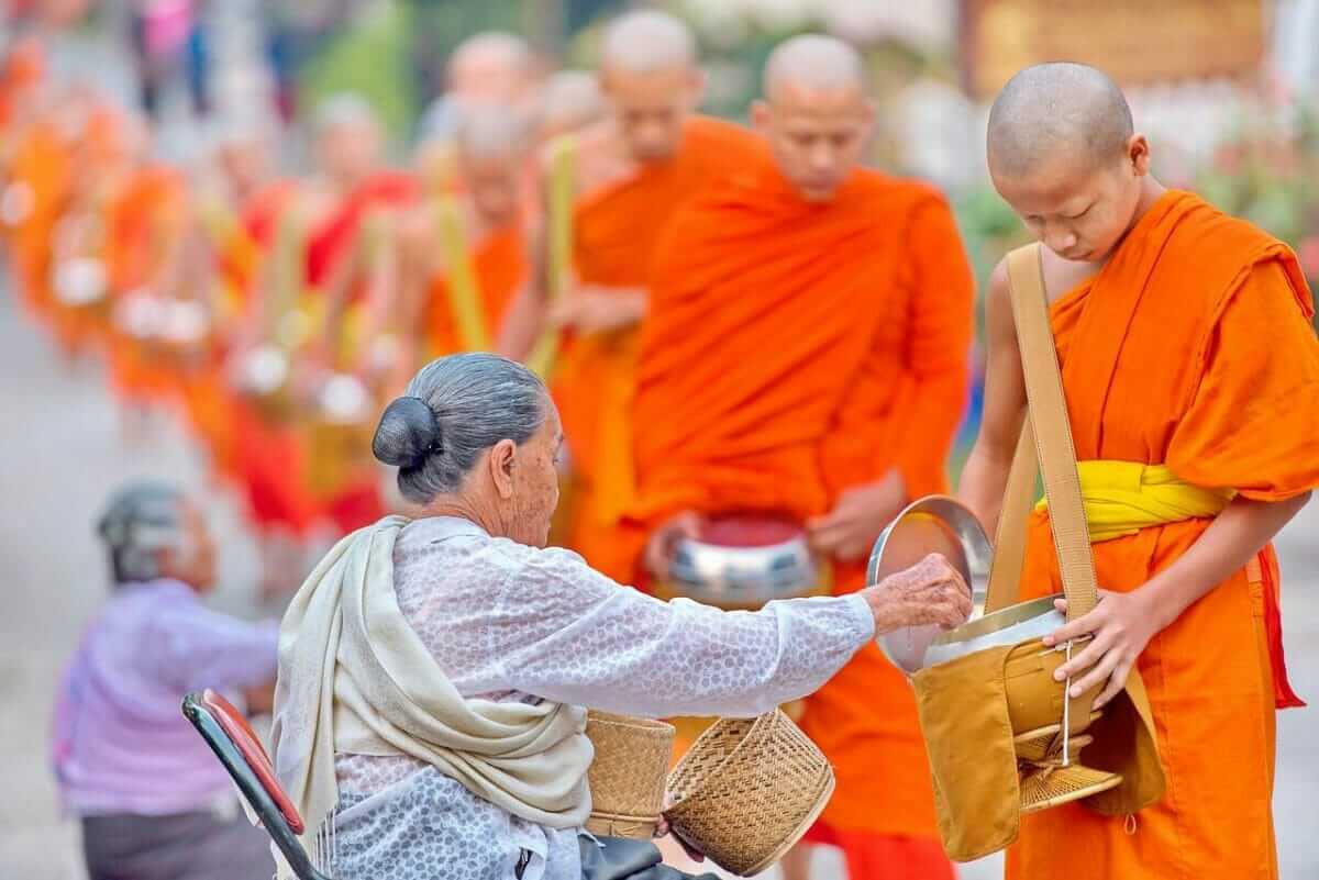 คุณยายใส่บาตร