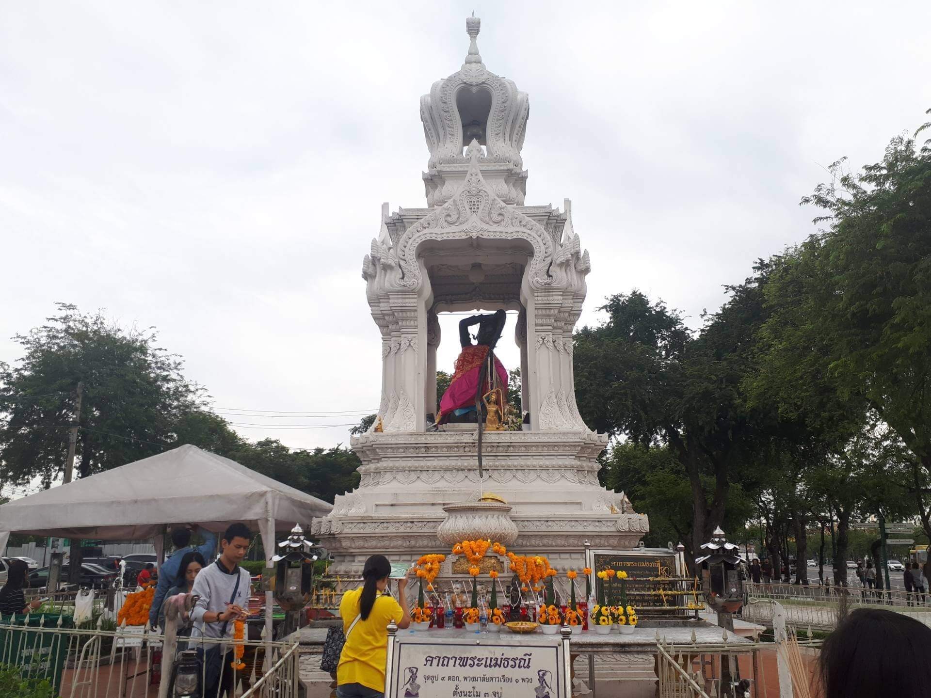 พระแม่ธรณี ที่สนามหลวง 