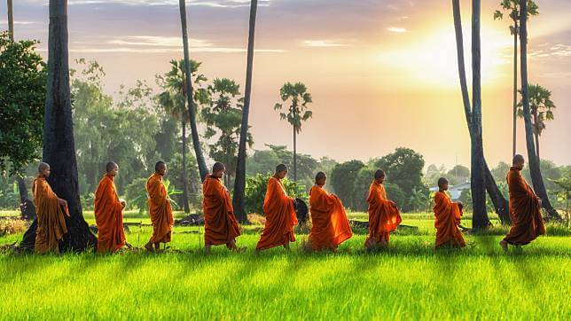 พระเดินบิณฑบาตร 