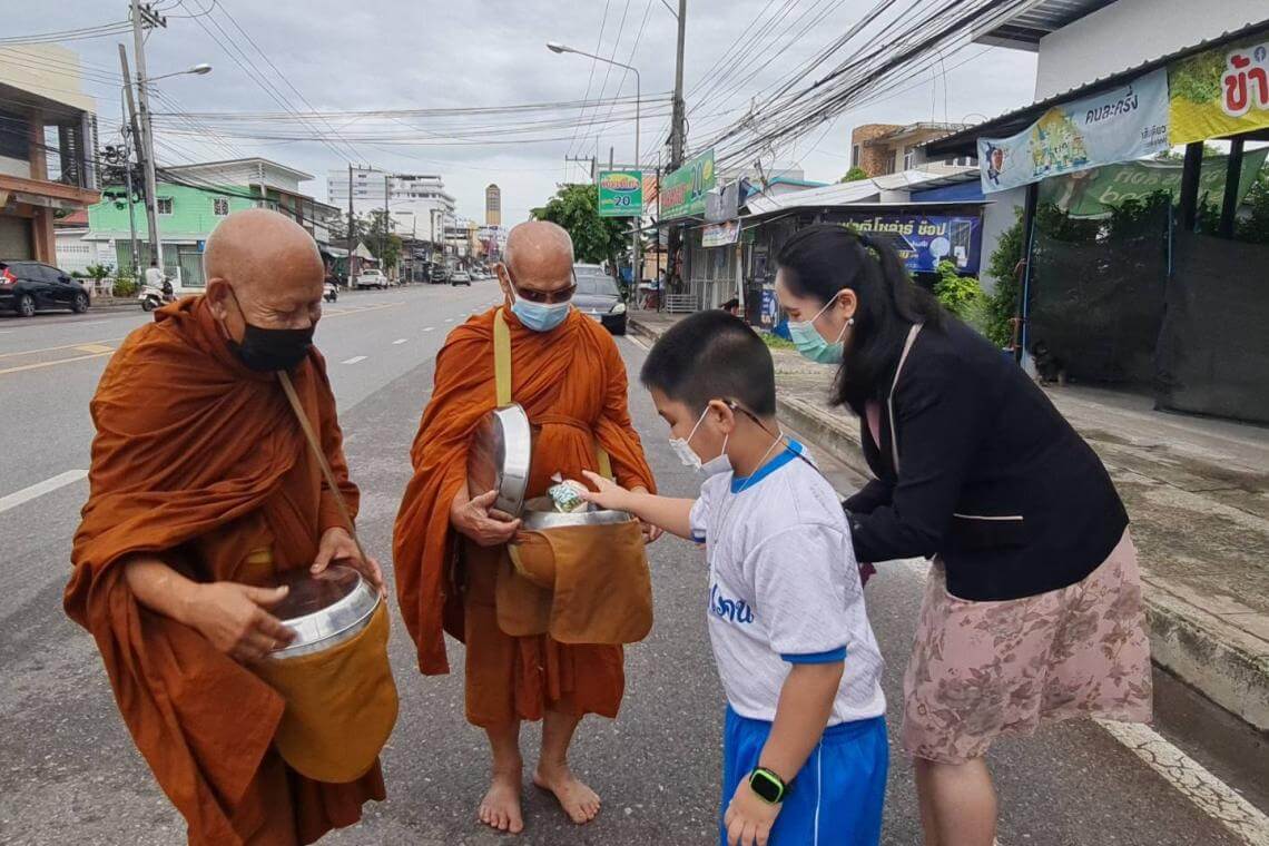 เด็กกับคุณแม่ใส่บาตรด้วยกัน 